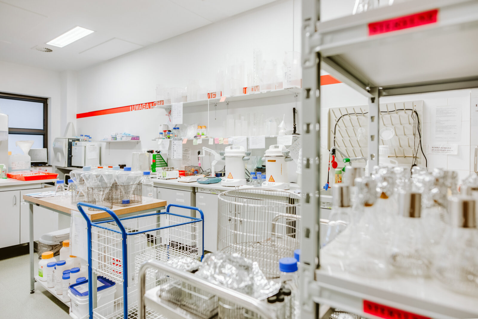Fotografia przedstawia laboratorium chemiczne.