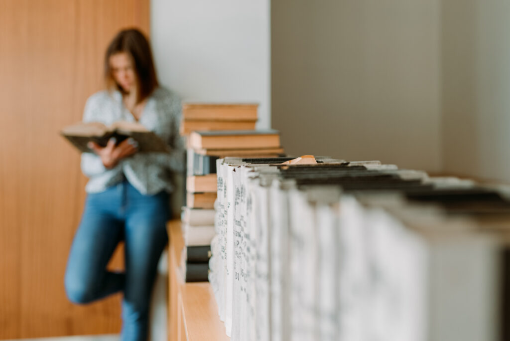 studentka czytająca książkę