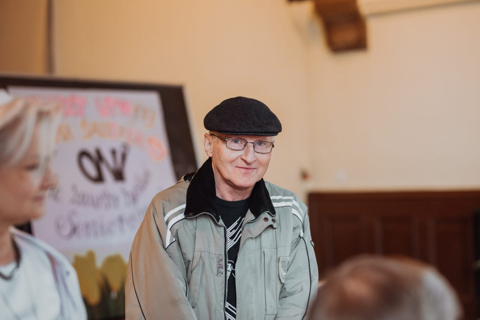 Mężczyzna w okularach