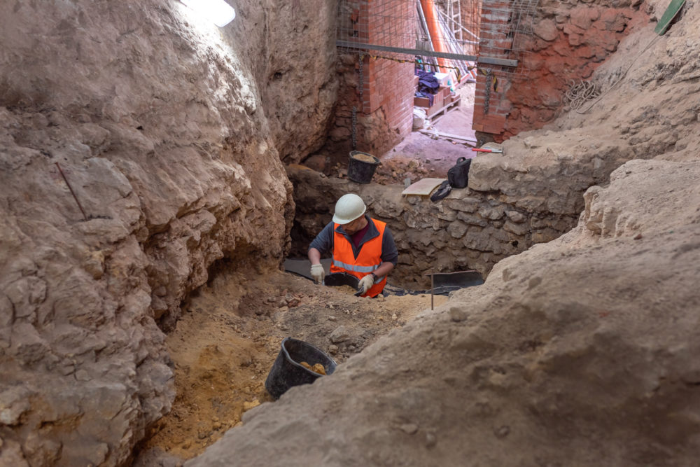 Dr Mikołaj Urbanowski, archeolog z Fundacji Przyroda i Człowiek przy pracy
