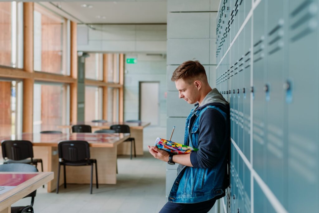 Student przy szafkach
