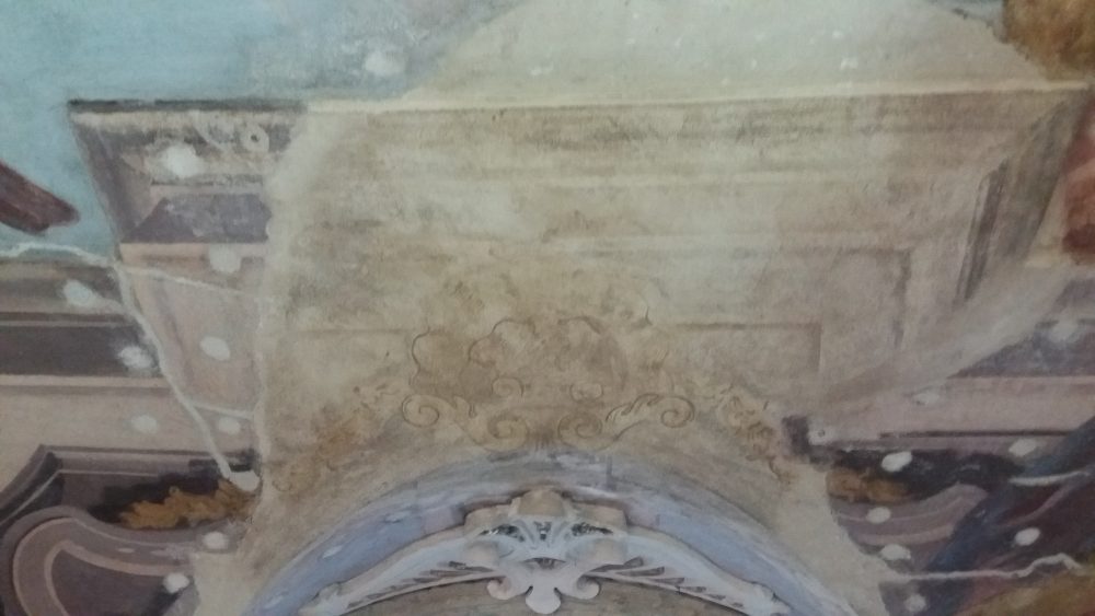 Fragment sklepienia ponad lunetą w trakcie prac
