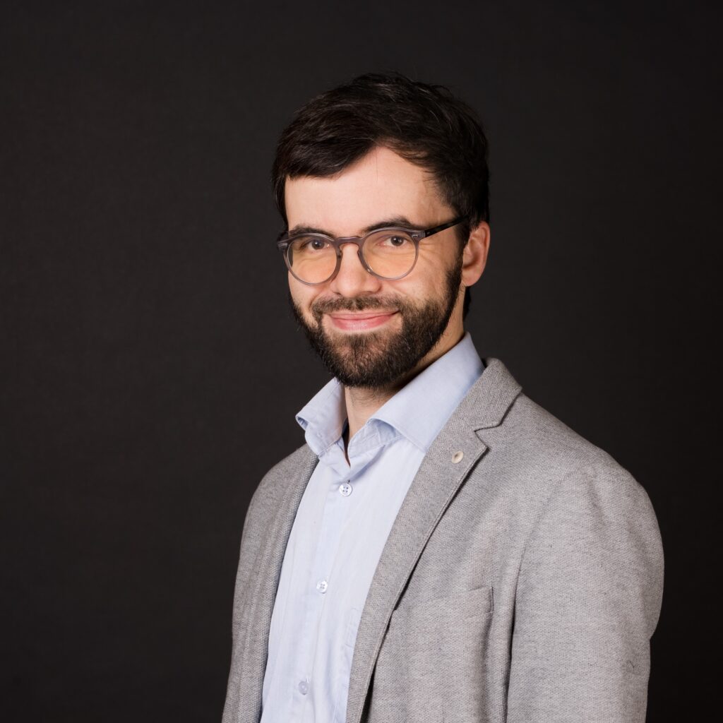 Dr Mateusz Karolak