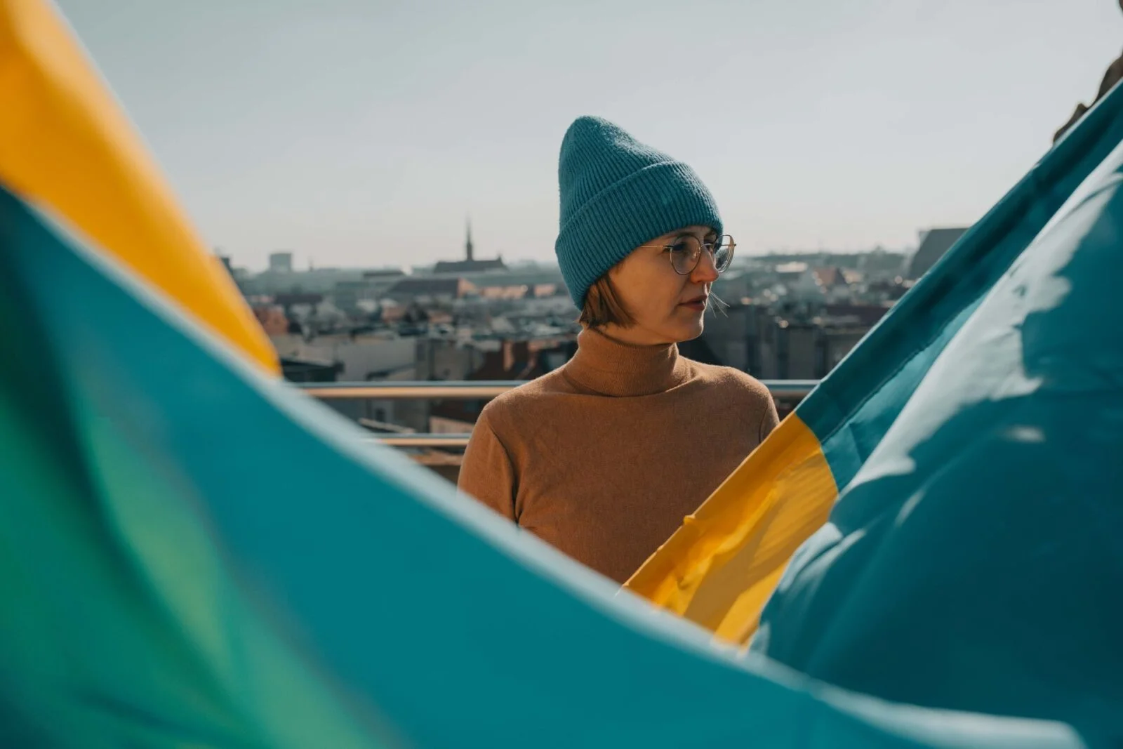 kobieta z flagą Ukrainy