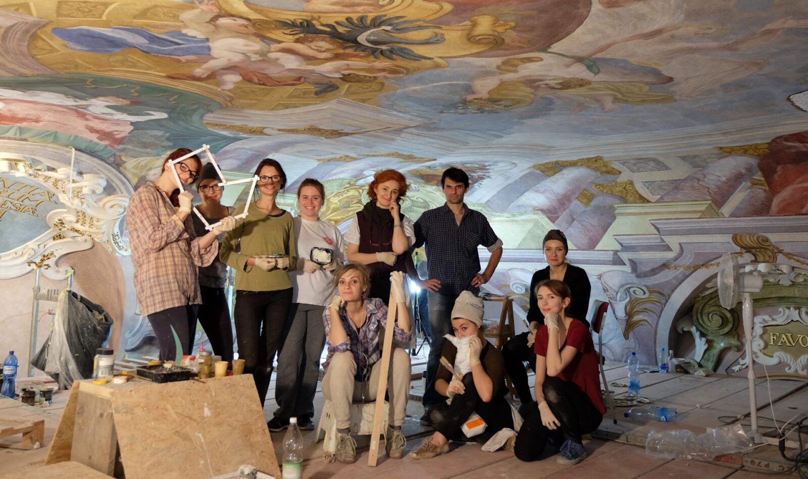 Konserwatorzy Auli przy pracy