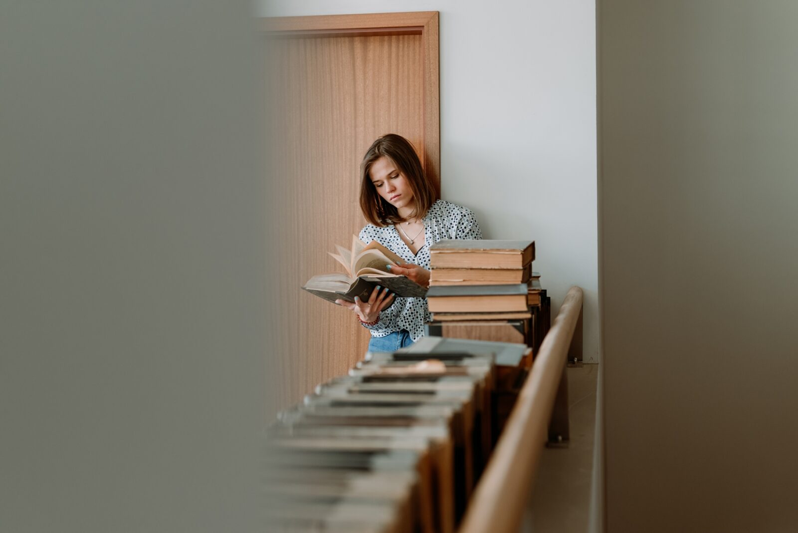 studentka czytająca książkę