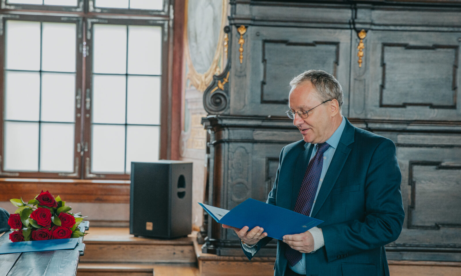 na zdjęciu widać rektora uczelni prof. Olkiewicza