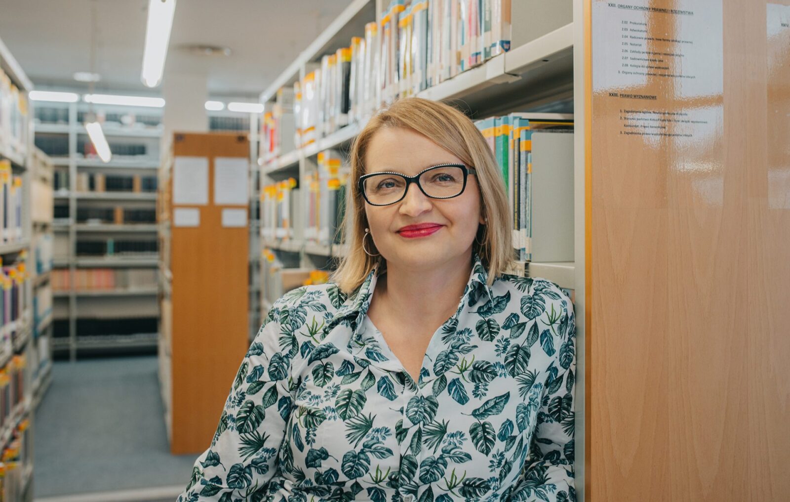 Kobieta w bibliotece