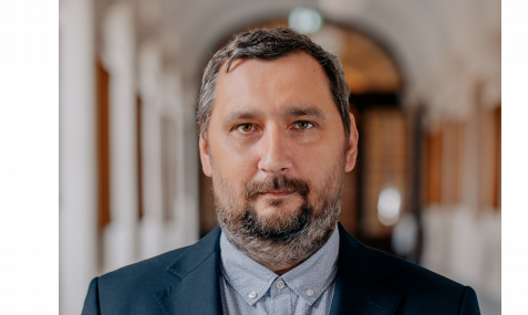 mężczyzna w średnim wieku