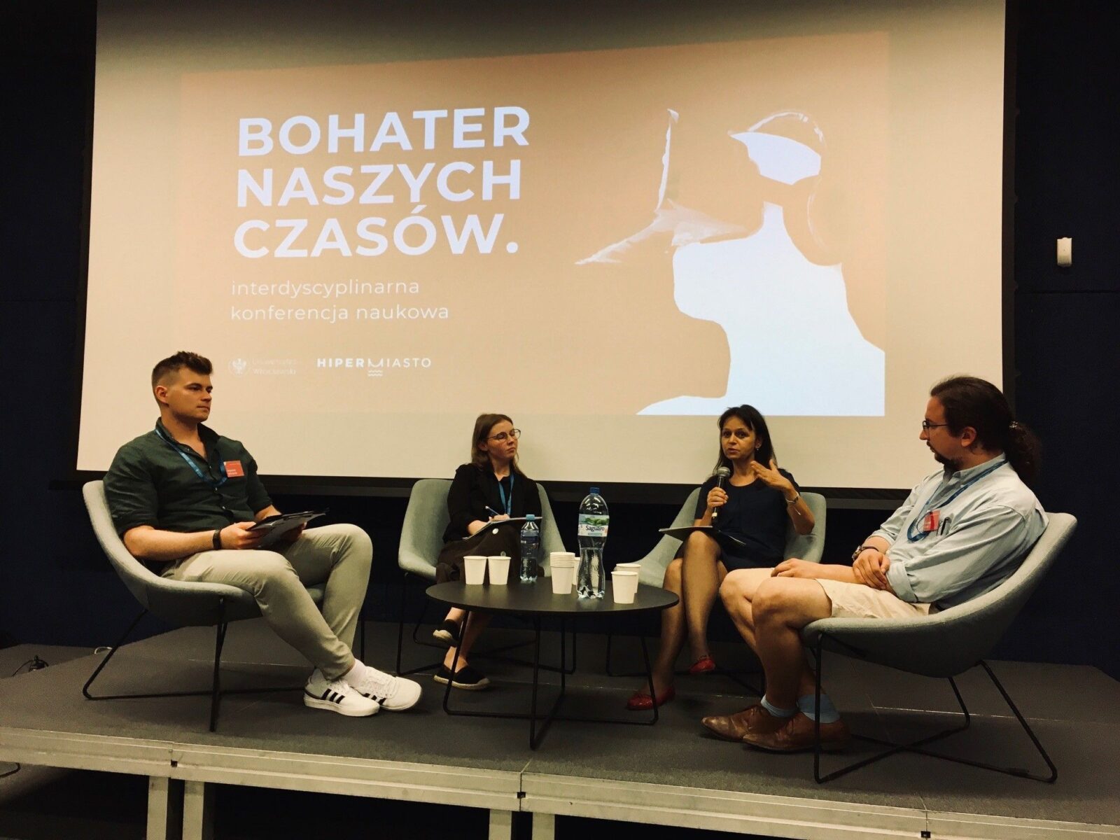 grupa osób na widowni i scenie sali konferencyjnej