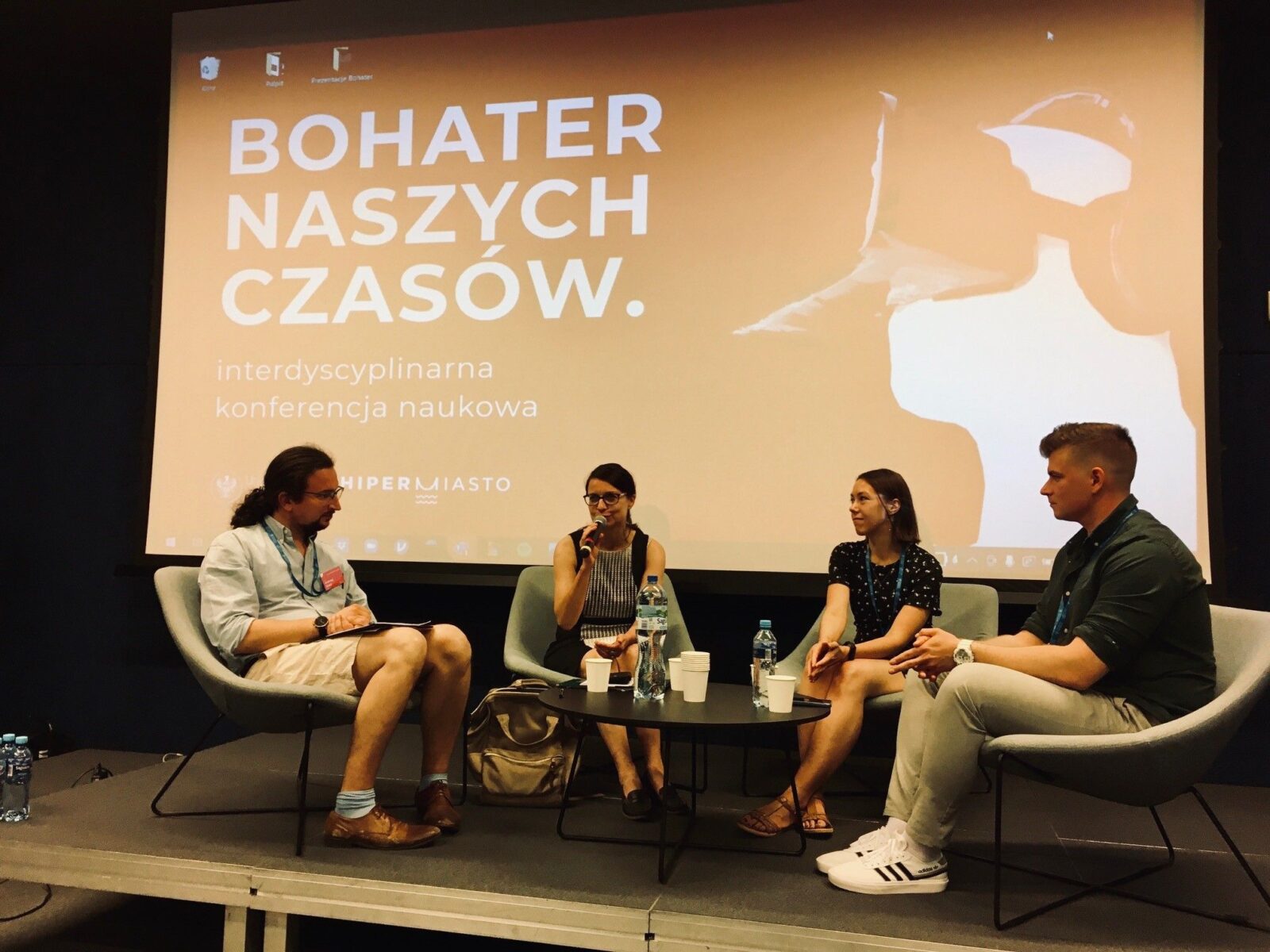 grupa osób na widowni i scenie sali konferencyjnej