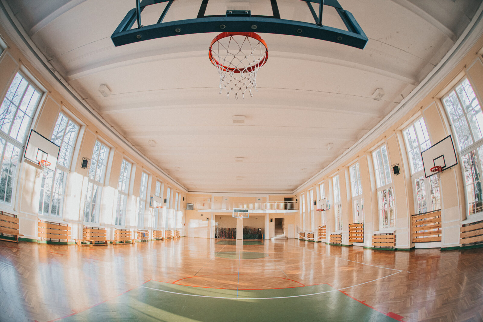hala sportowa z boiskiem do koszykówki