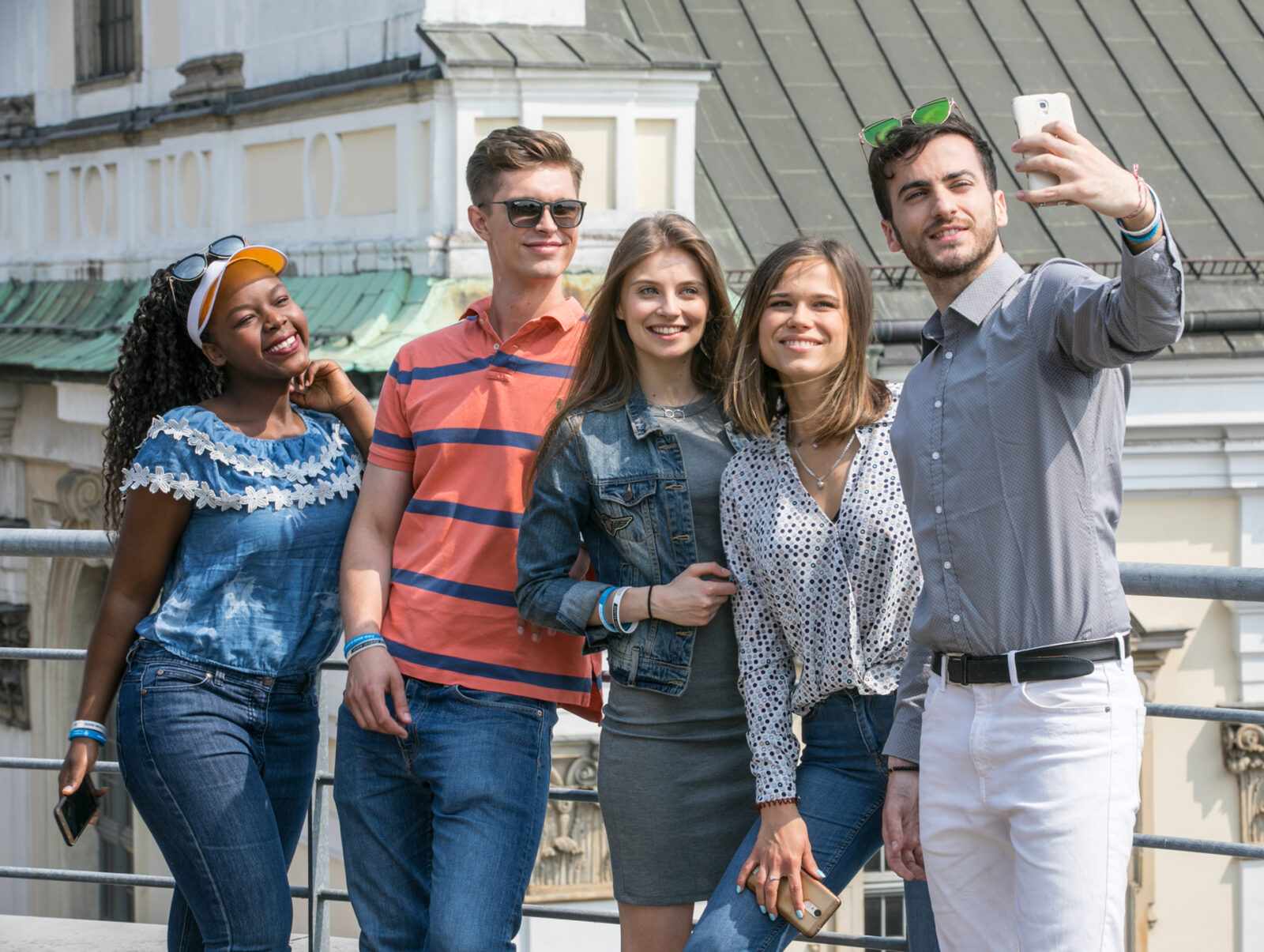 grupa młodych ludzi robiąca sobie selfie