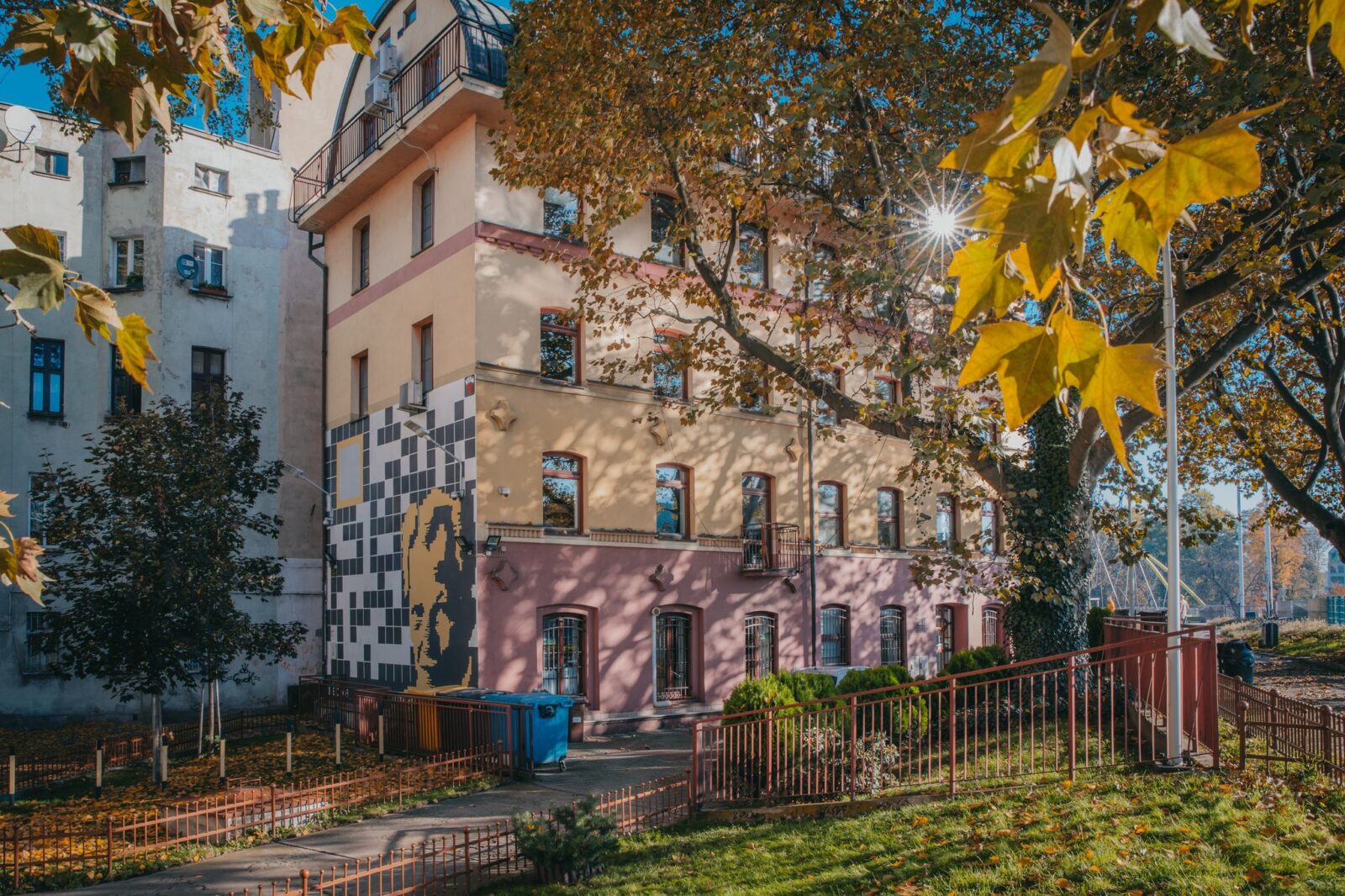 budynek w otoczeniu drzew