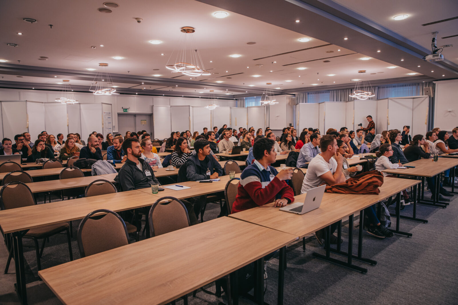 duża grupa osób w sali konferencyjnej