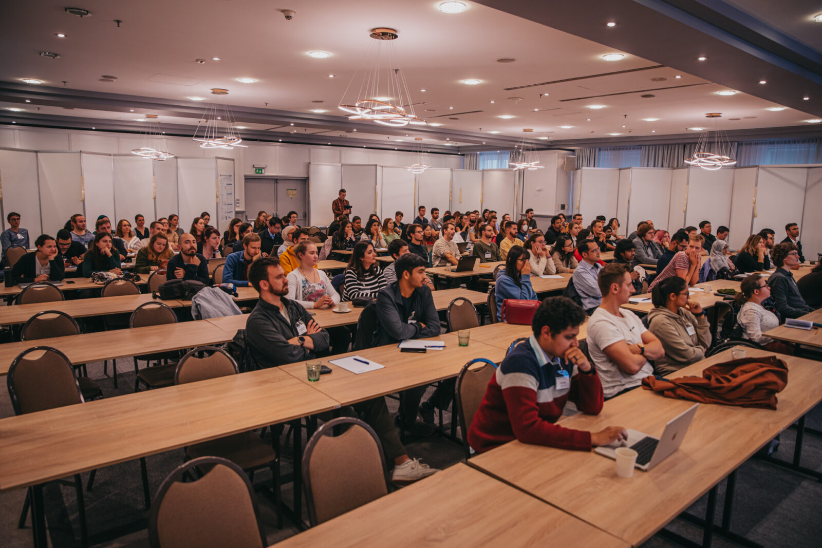 duża grupa osób w sali konferencyjnej