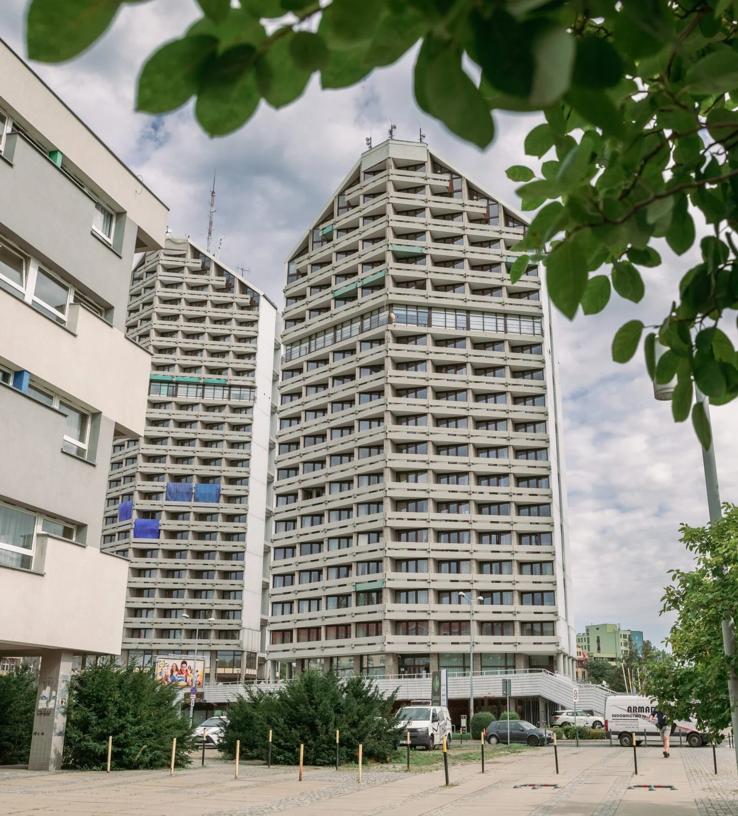 dwa wielopiętrowe białe budynki