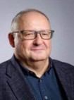 mężczyzna w okularach