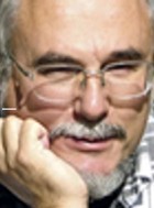 mężczyzna w okularach