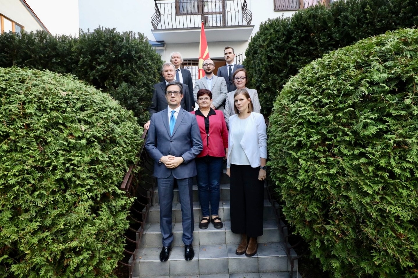 grupa osób na oficjalnym spotkaniu z prezydentem państwa