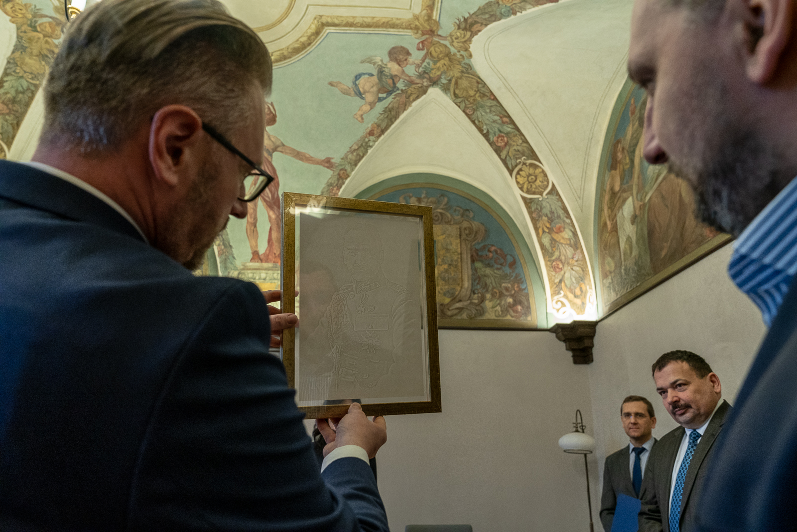 Mężczyzna w garniturze pokazuje znak wodny