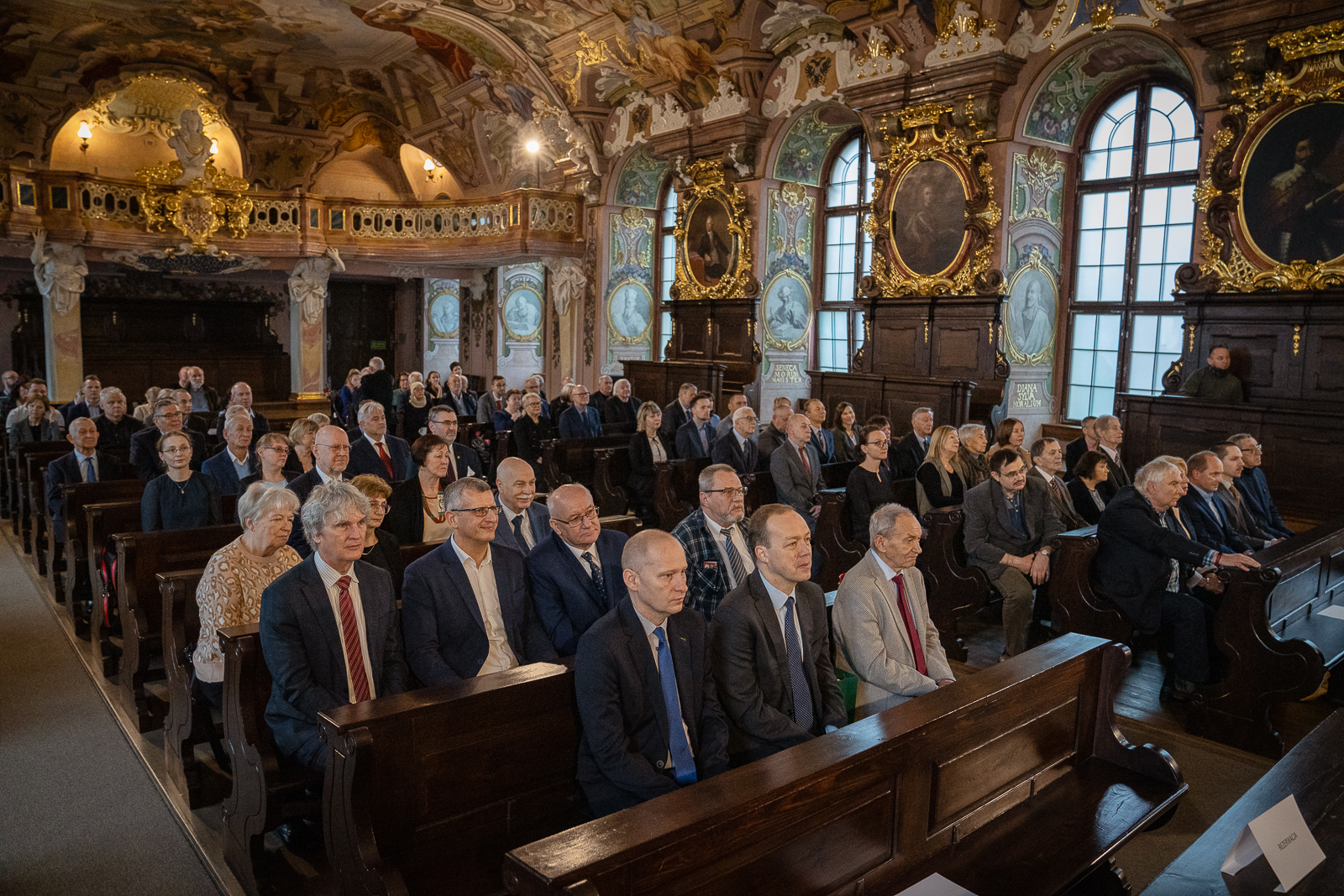grupa ludzi w Auli Leopoldyńskiej