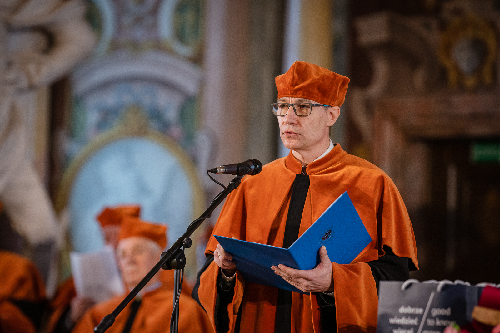 mężczyzna w średnim wieku