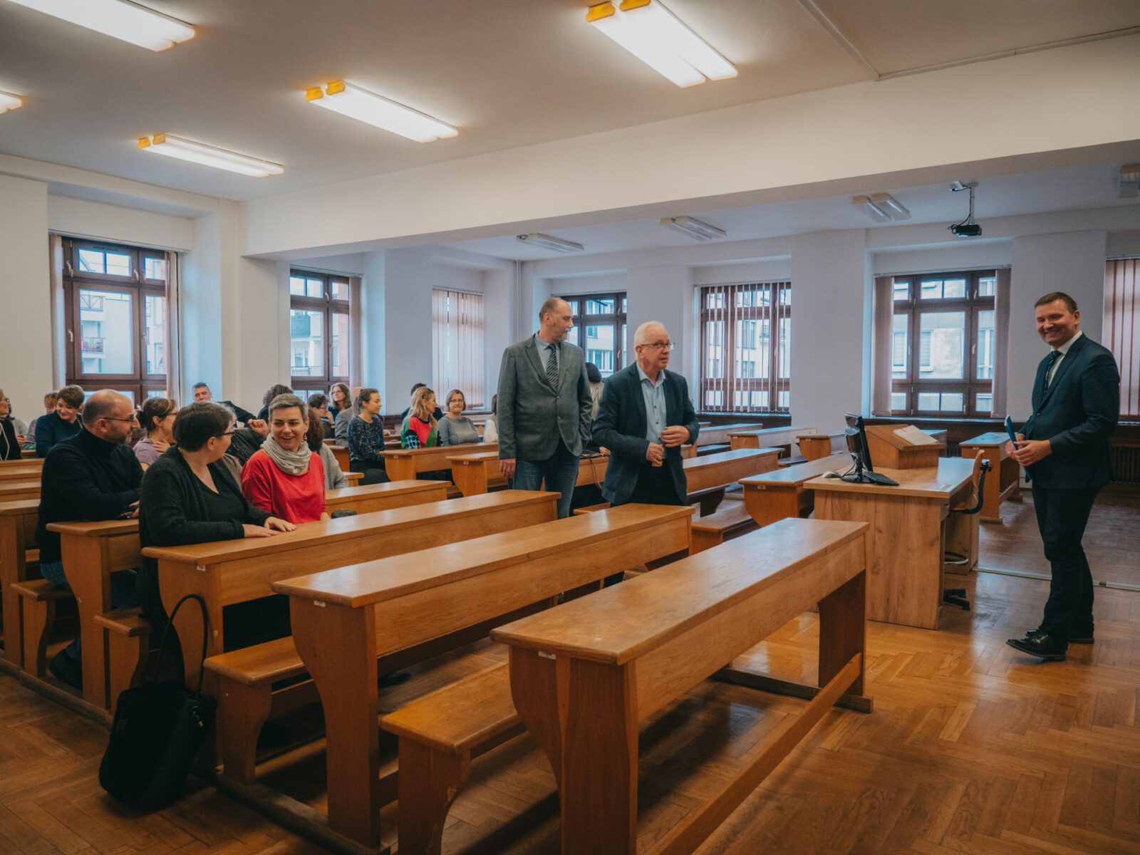 grupa osób siedząca w sali