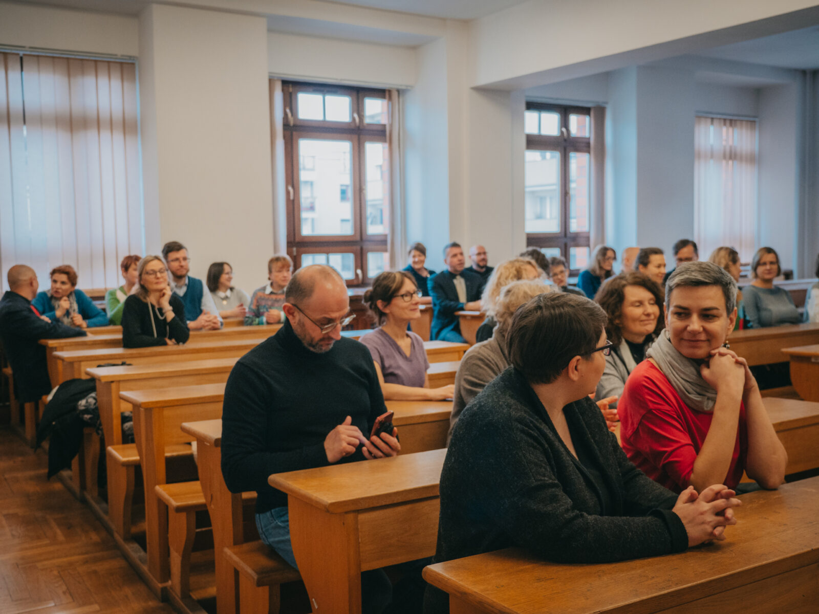 grupa osób siedząca w sali