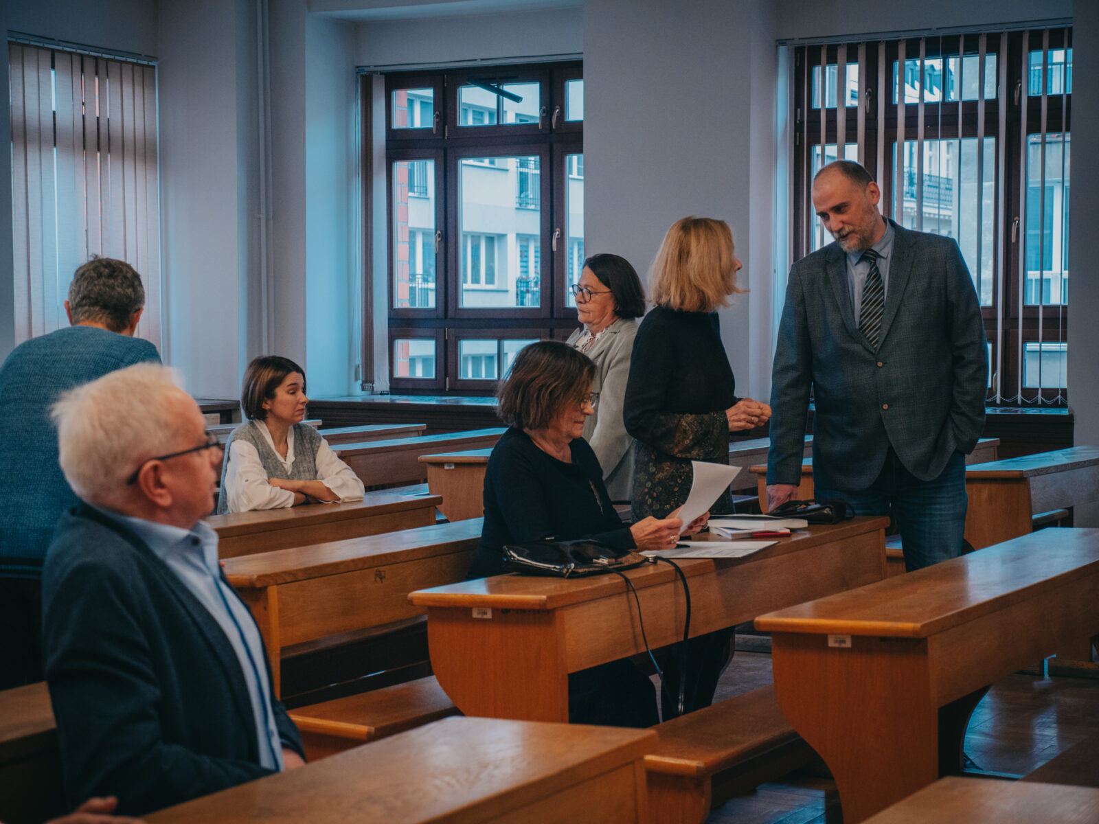 grupa osób siedząca w sali