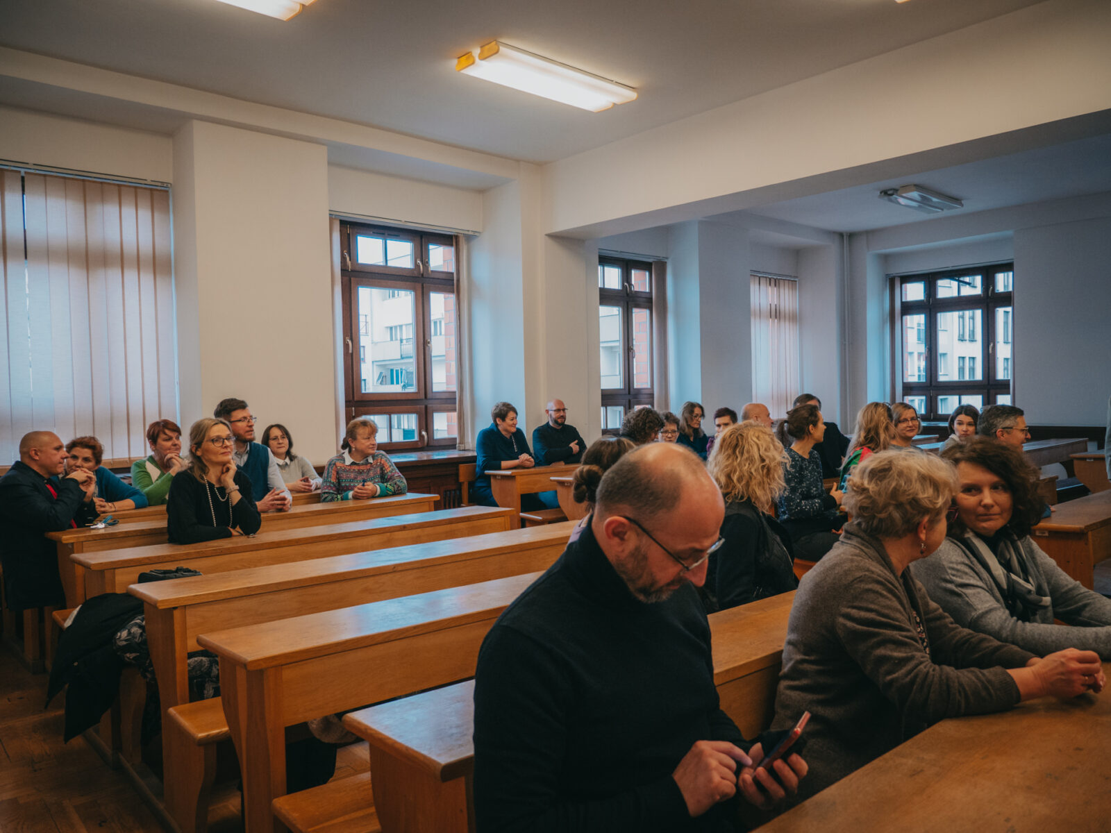 grupa osób siedząca w sali