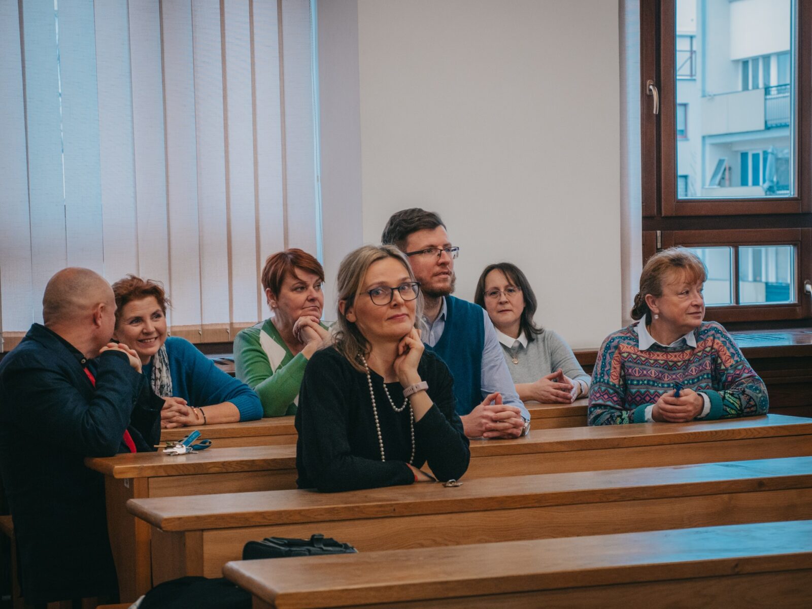 grupa osób siedząca w sali