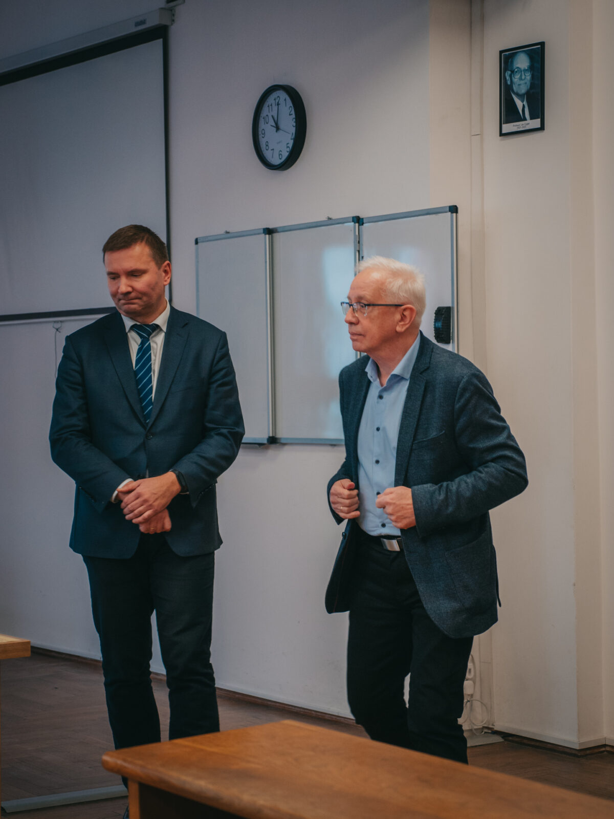grupa osób siedząca w sali