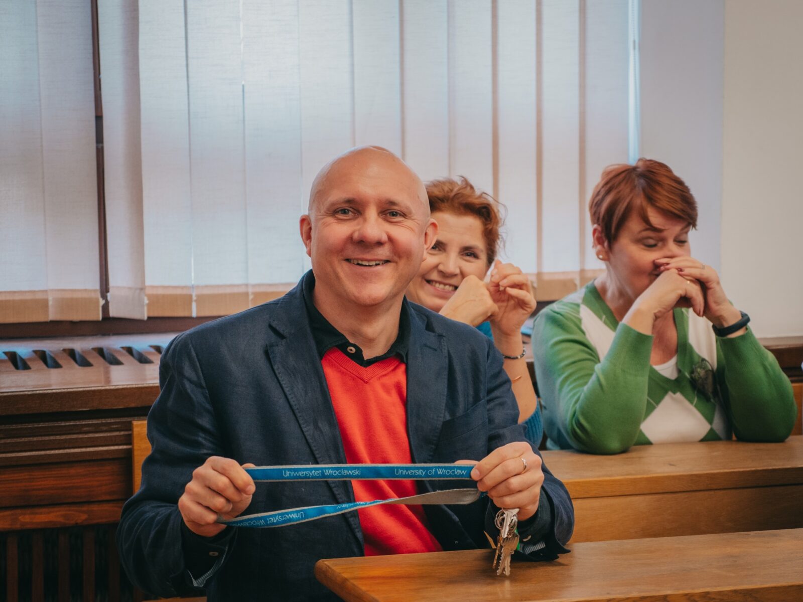 grupa osób siedząca w sali
