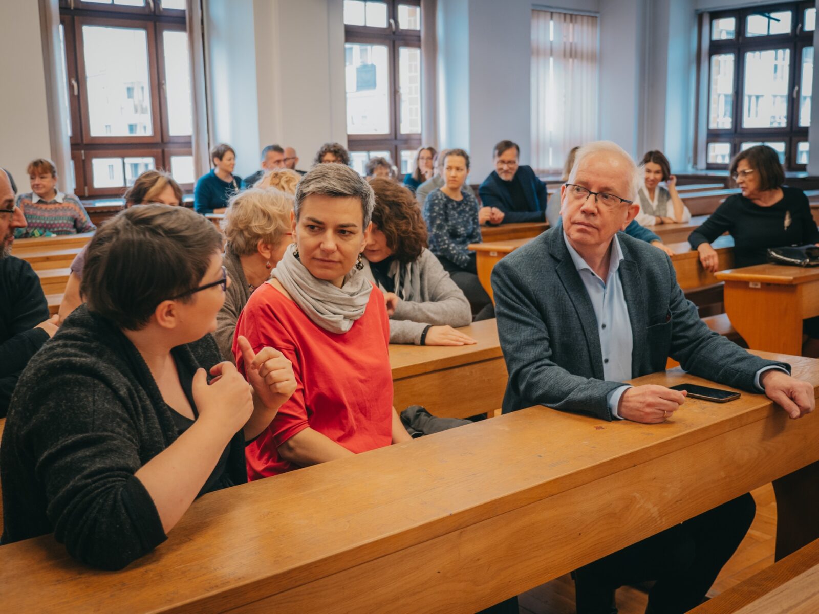grupa osób siedząca w sali