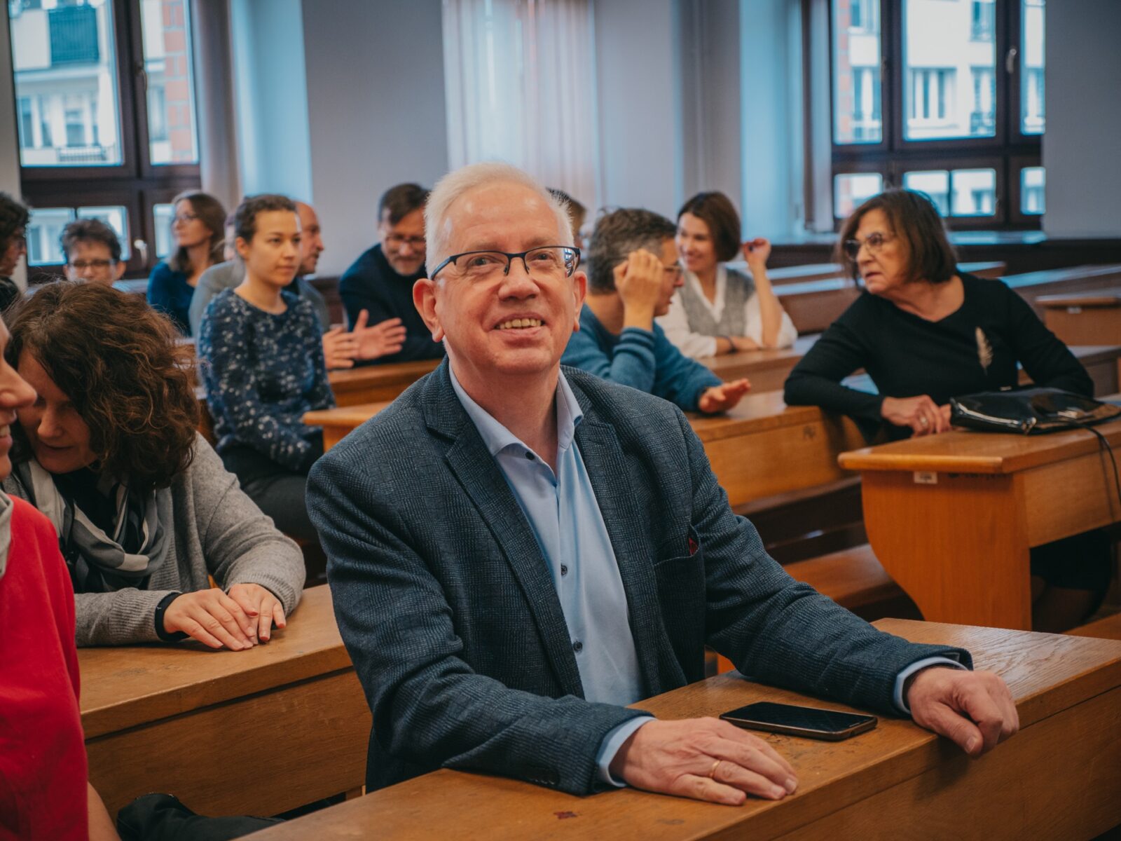 grupa osób siedząca w sali