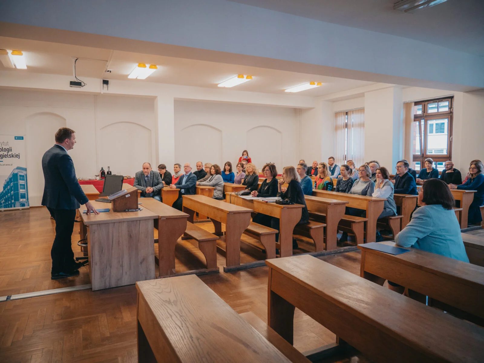grupa osób siedząca w sali