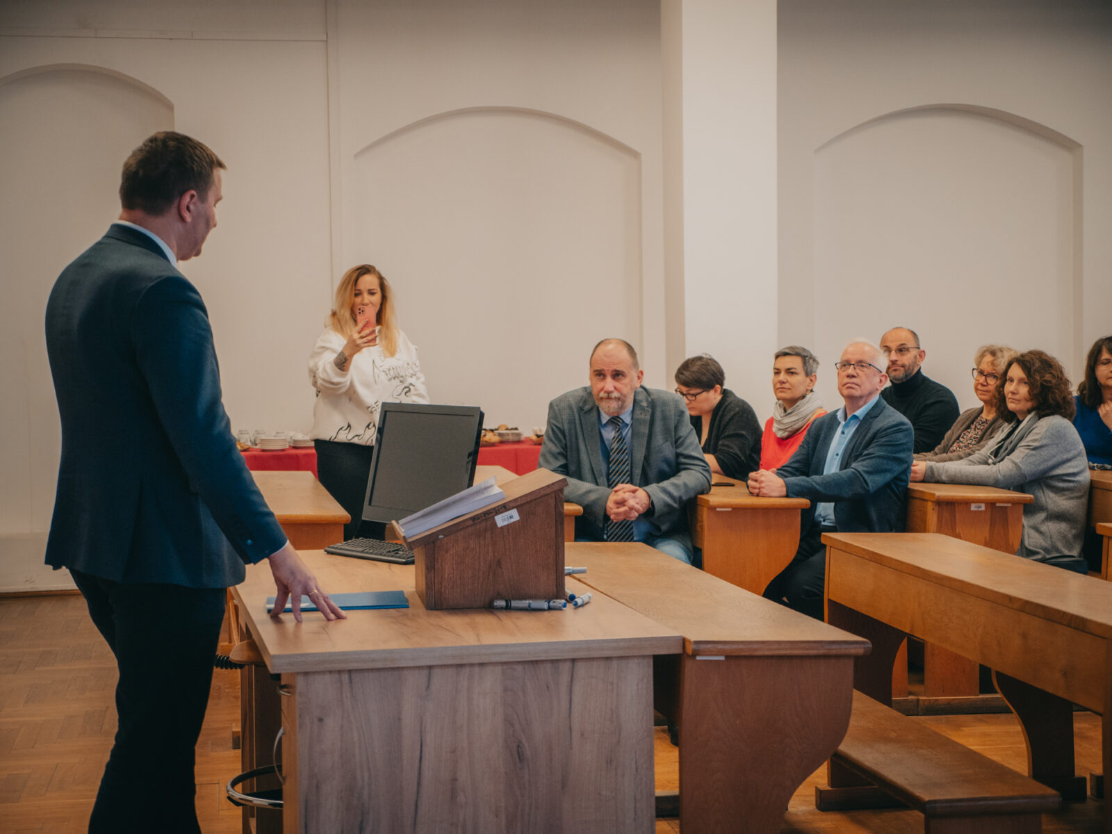 grupa osób siedząca w sali