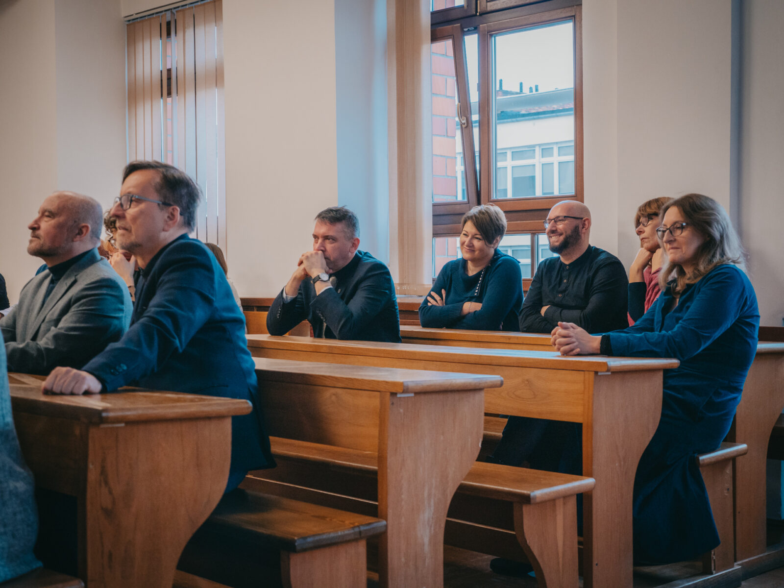 grupa osób siedząca w sali
