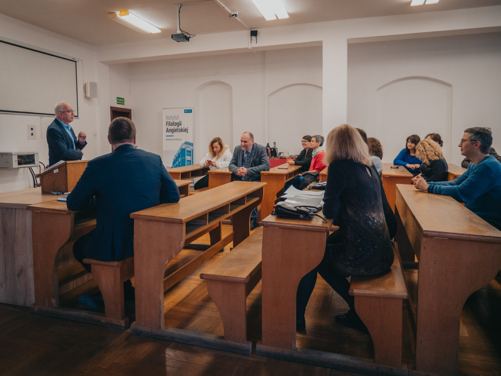 grupa osób siedząca w sali