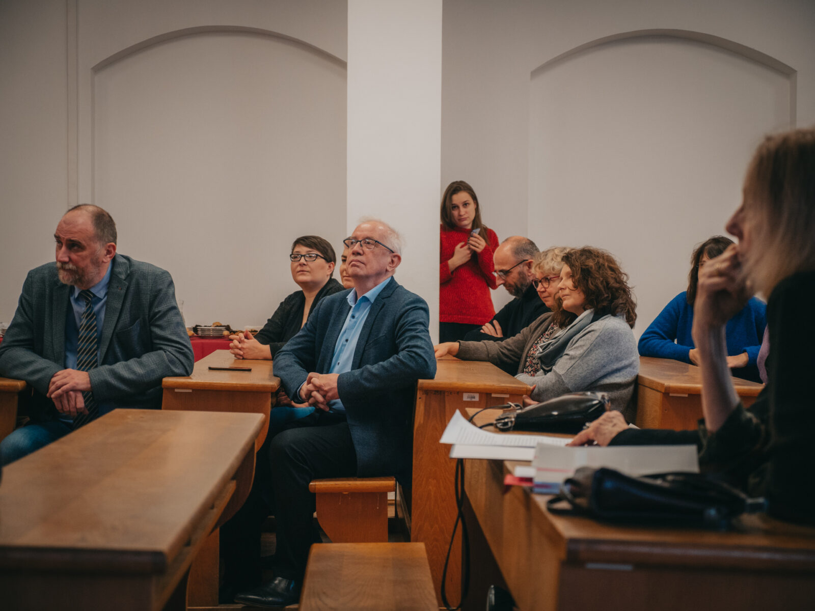 grupa osób siedząca w sali