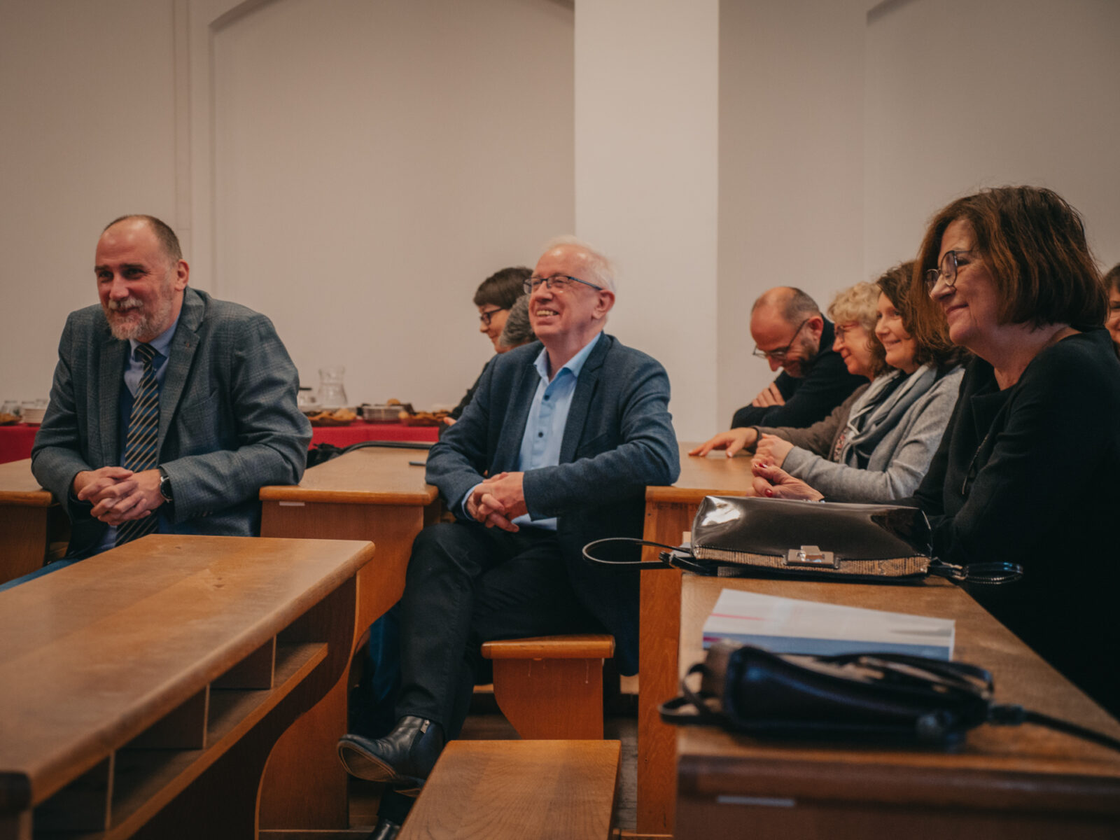 grupa osób siedząca w sali