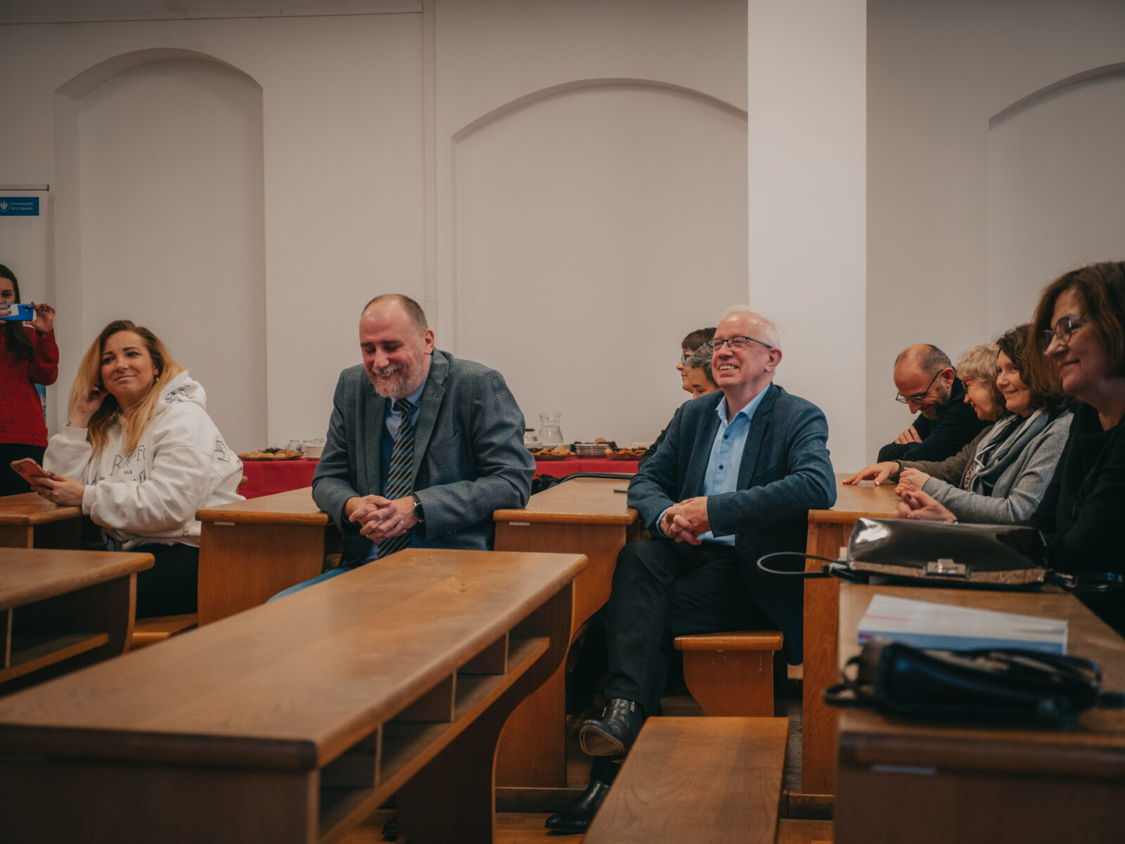 grupa osób siedząca w sali