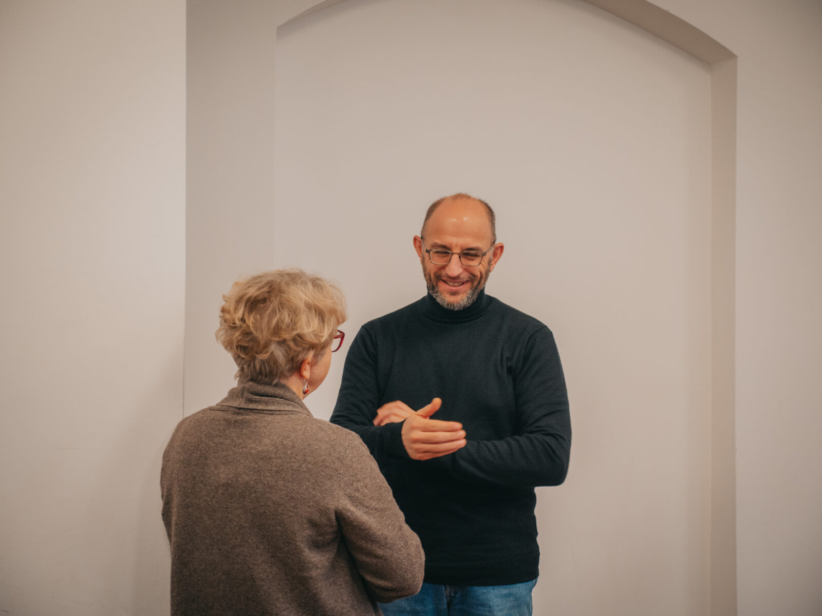 grupa osób siedząca w sali