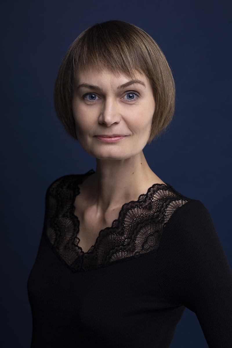 kobieta o ciemnych krótkich włosach w czarnej bluzce z koronką