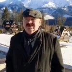 starszy mężczyzna, w tle góry zimą