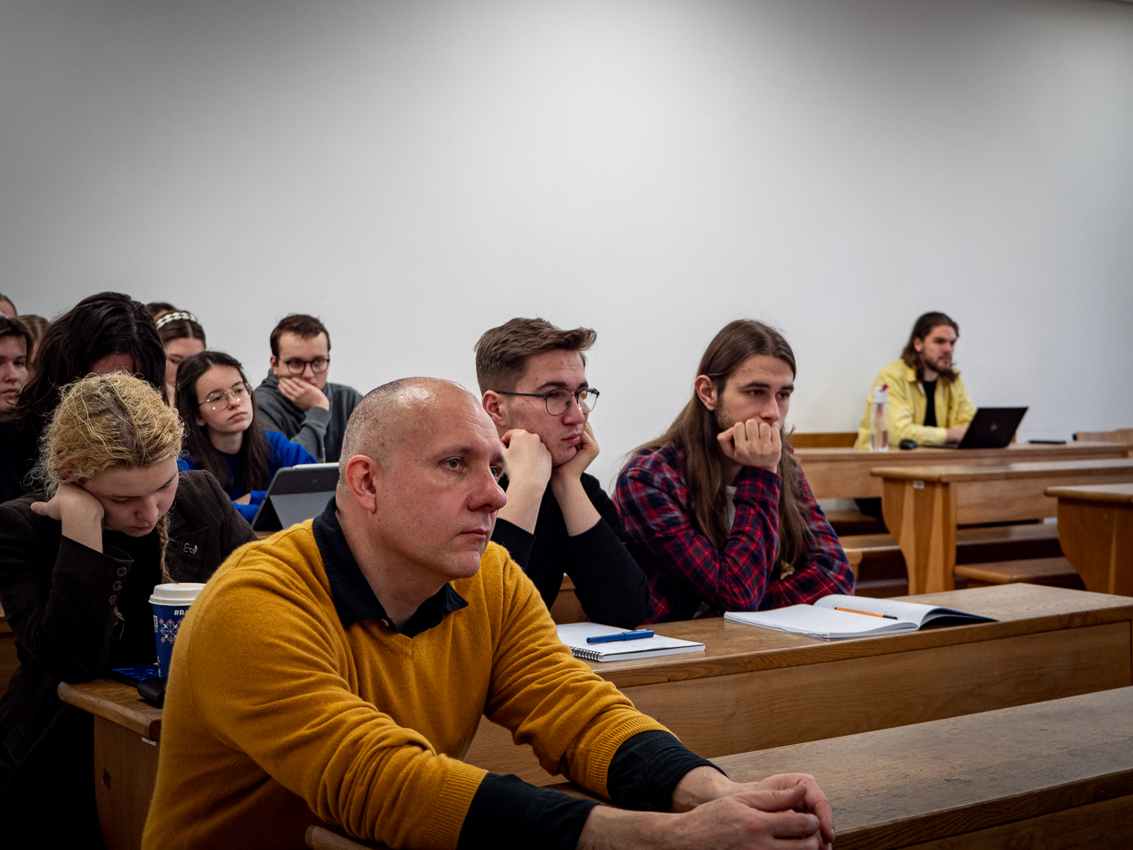 studenci w sali wykładowej, na pierwszym planie prof. Chruszczewski