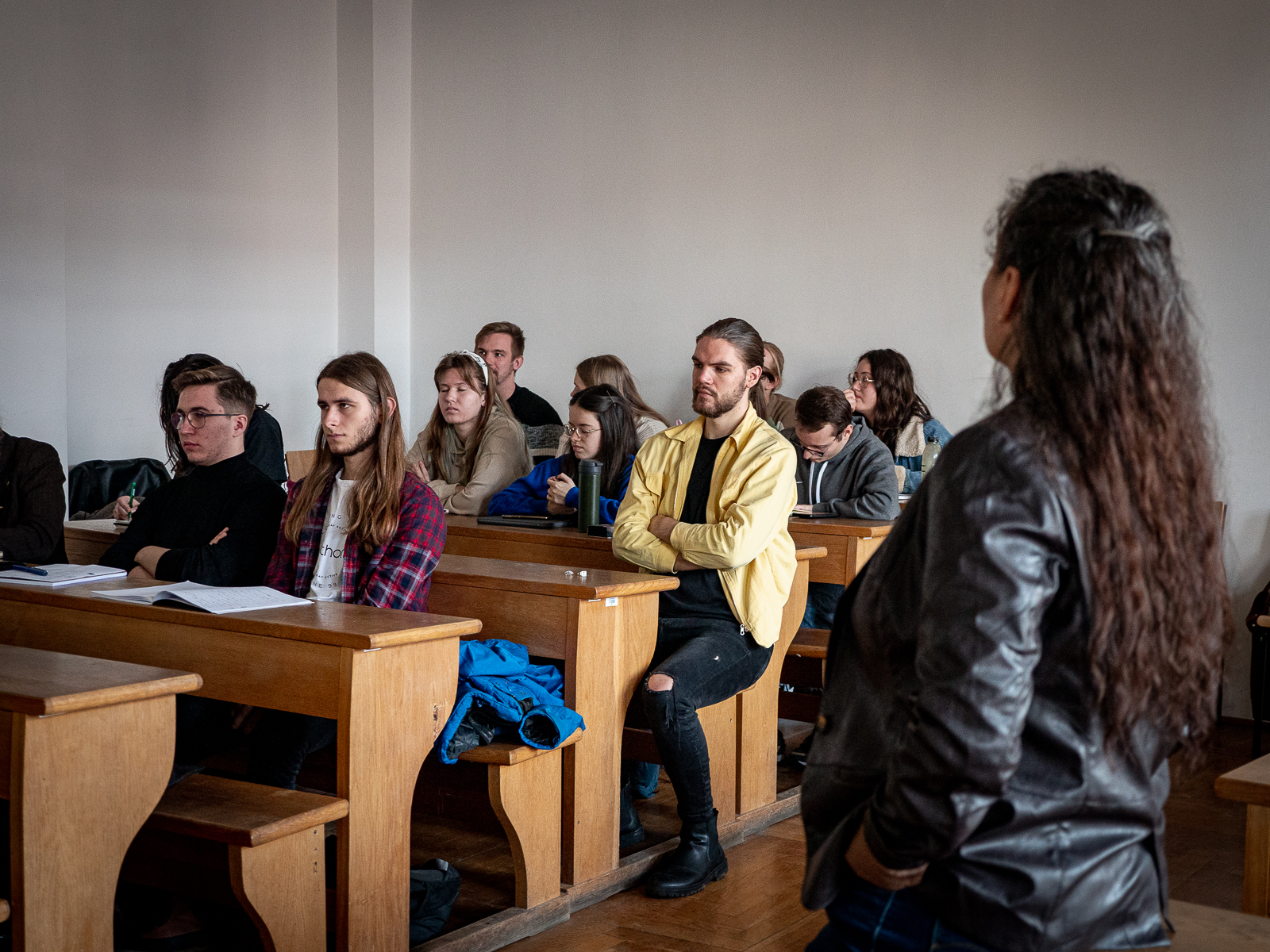 studenci i wykładowczyni w sali wykładowej