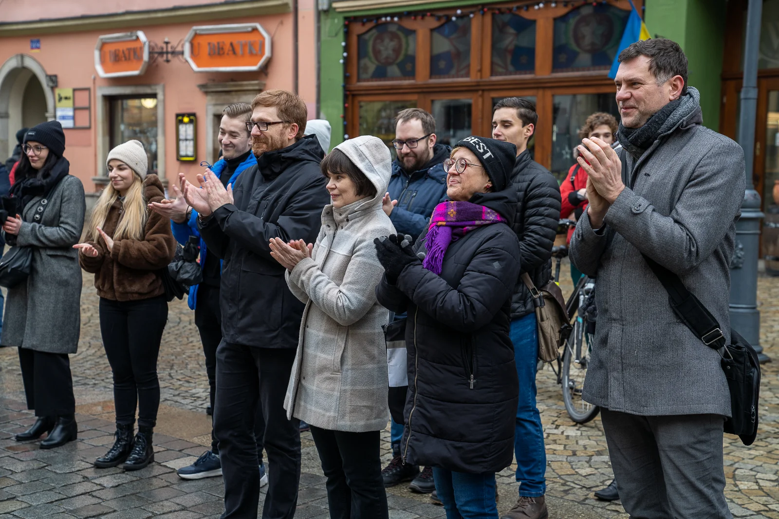 Grupa ludzi bijąca brawo