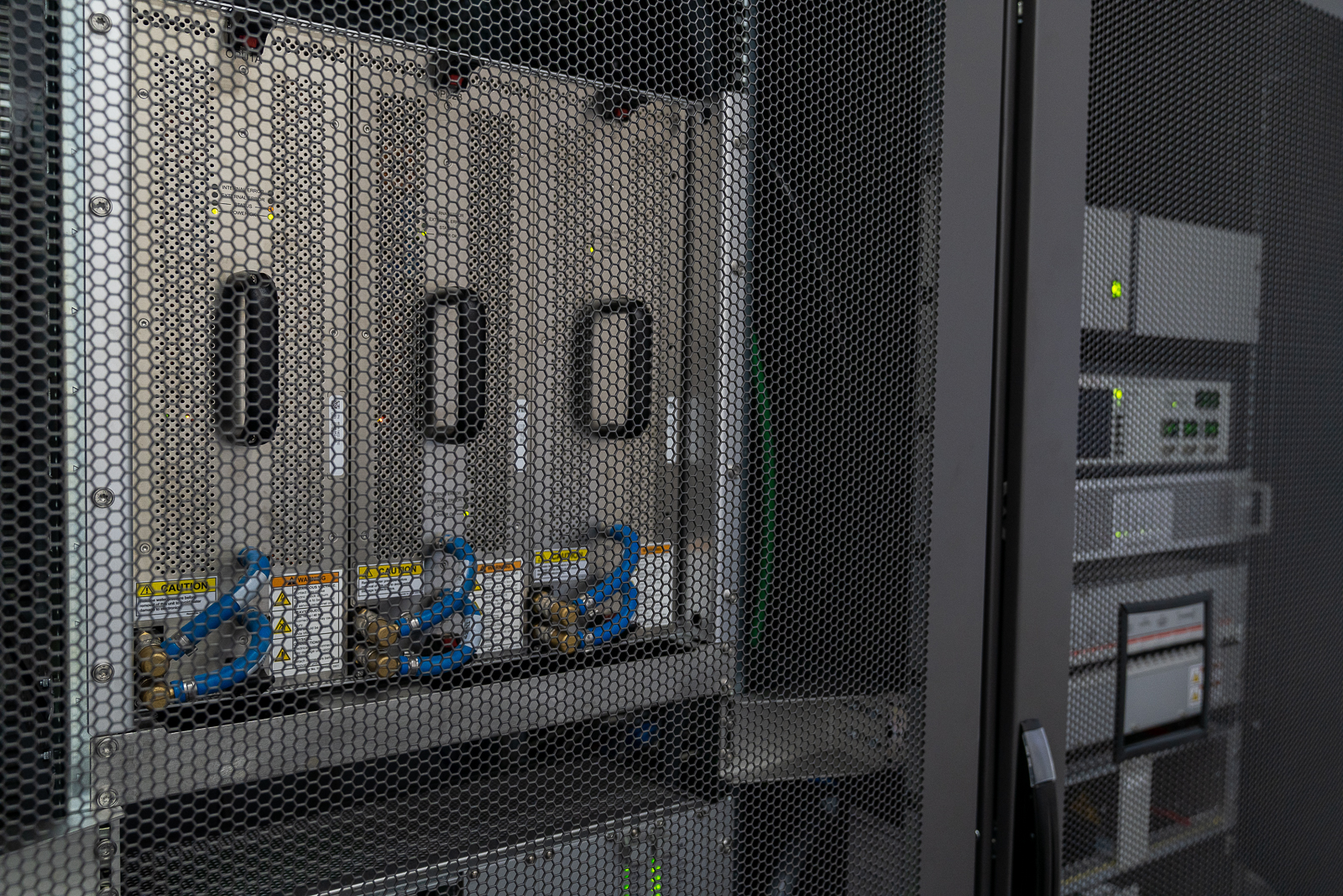 drobna siatka osłaniajaca urzadzenie elektroniczne